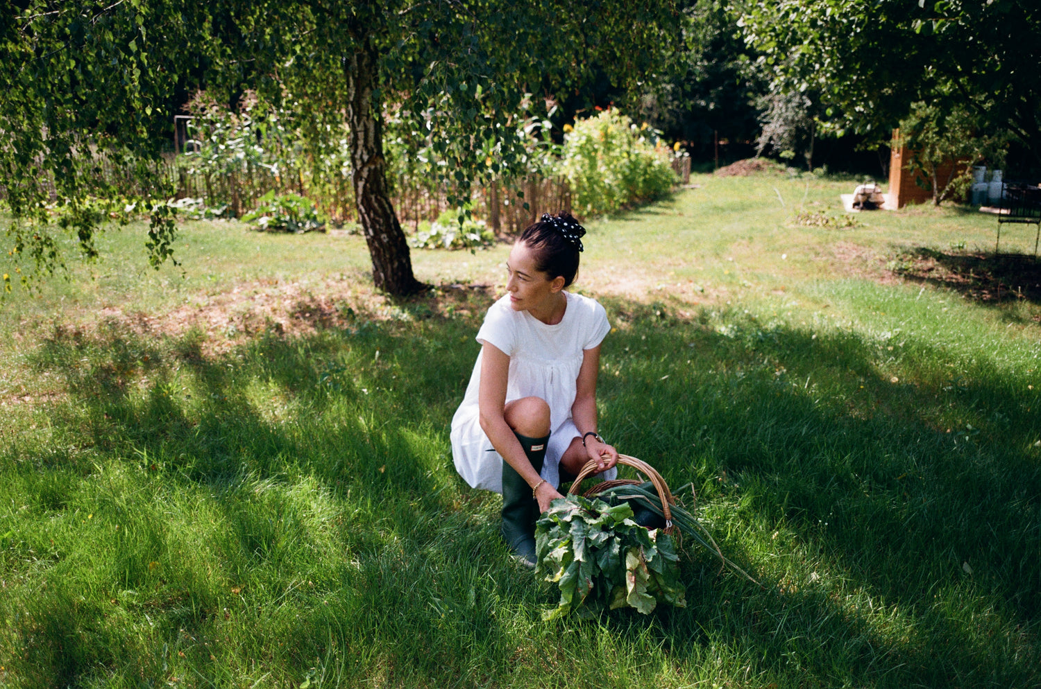 Anna Schürrle von fullfilled im Garten in Berlin im Sommer