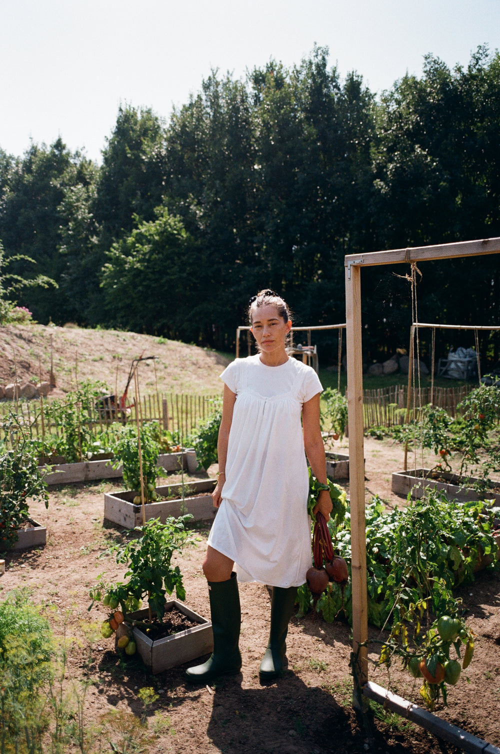 Anna Schürrle von fullfilled im Garten mit Gemüse